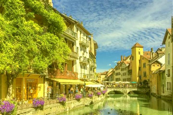 Emily, 35 — Escort in Monts, France