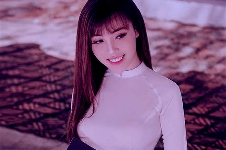Emily, 35 — Escort in Nong Ha, Vietnam