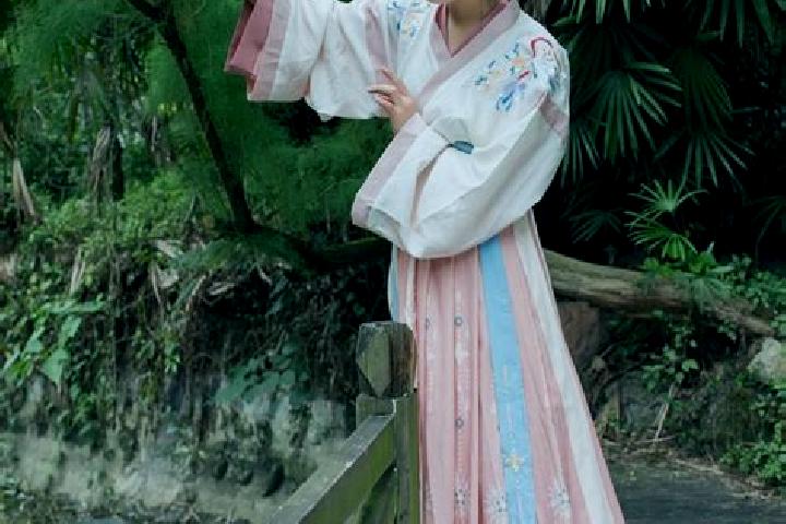 Emily, 35 — Escort in Xianxia, China
