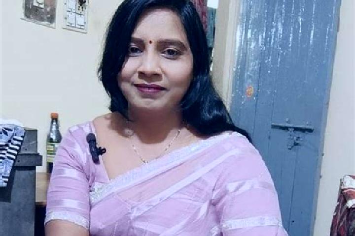 Emily, 36 — Escort in Renukut, India