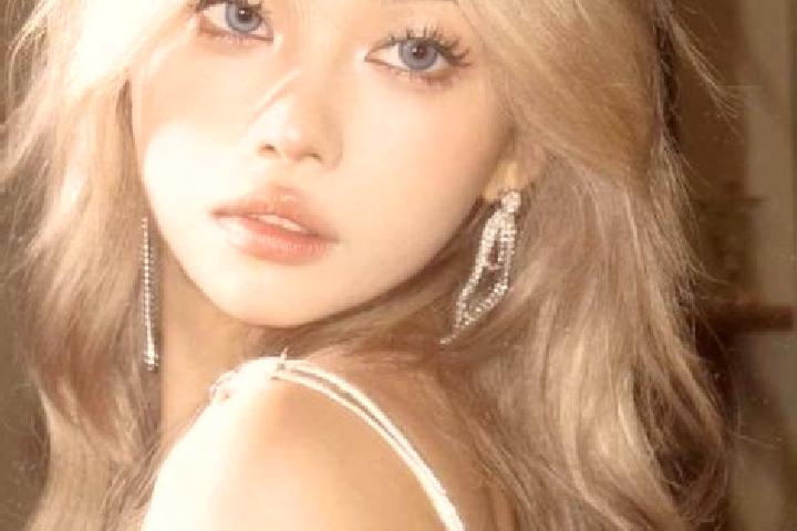 Emma, 20, a blonde grey-eyed asian companion based in Bolou. Offering Massage, 69, Fetish, Couples. Available for incall and outcall, day and evening dates.
