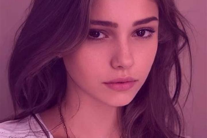 Emma, 22, a chestnut grey-eyed slavic companion based in Do Dehak. Offering GFE, Striptease, Dinner Date. Available for incall and outcall, overnight booking...