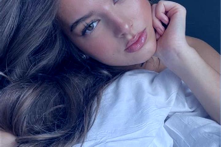Emma, 22, a chestnut hazel-eyed caribbean companion based in la Clota. Offering Couples, Overnight, Party Girl. Available for incall and outcall, overnight b...