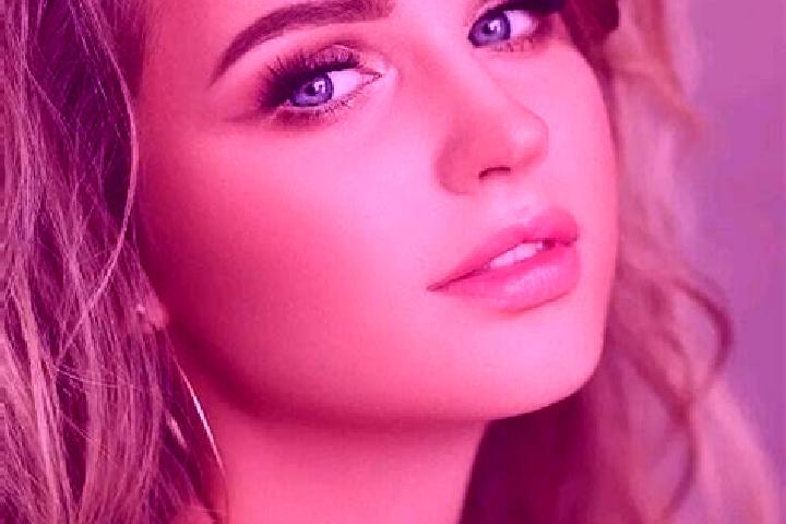 Emma, 24, a dark blonde blue-eyed mediterranean companion based in Carmignano. Offering Dinner Date, Striptease, Girlfriend Experience, Duos, Fetish. Availab...