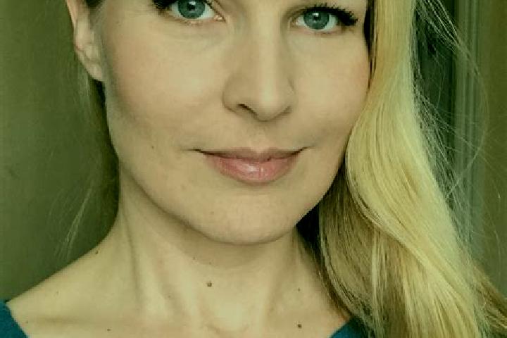 Emma, 25 — Escort in Burton, Australia