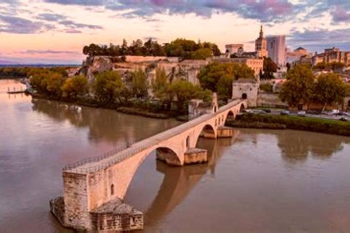Emma, 25 — Escort in Villeneuve-les-Avignon, France