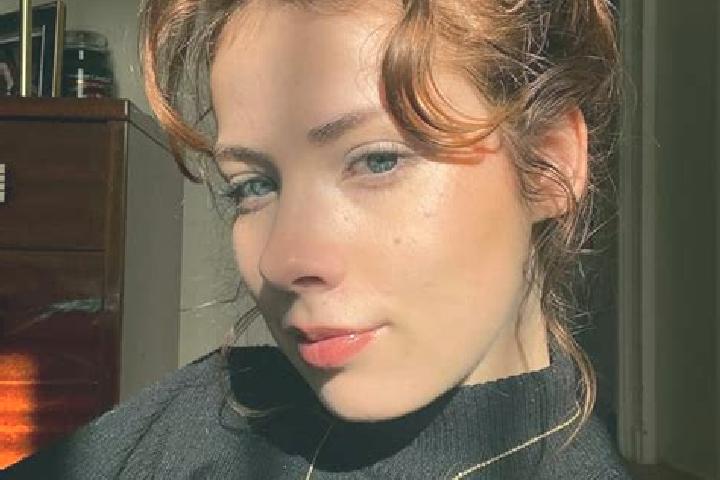 Emma, 27, a auburn blue-eyed latina companion based in Berck. Offering Roleplay, OWO, Duos, CIM. Available for incall and outcall, day and evening dates.