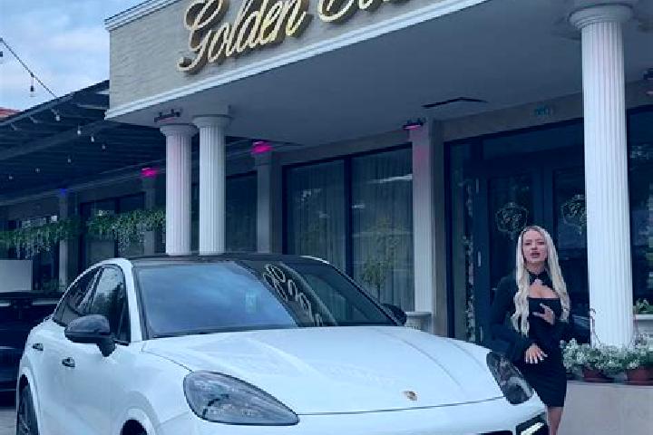 Emma, 28 — Escort in Oglinzi, Romania