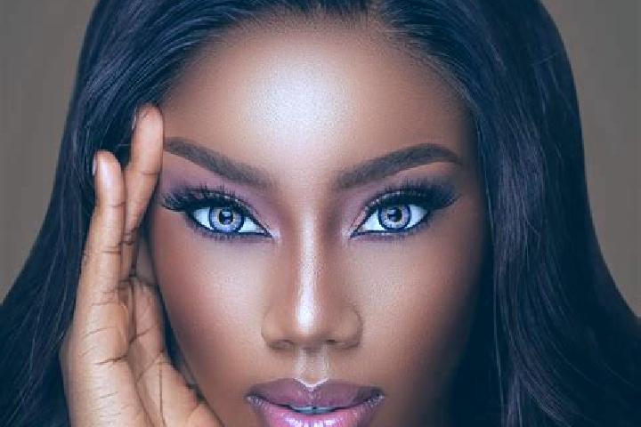Emma, 29, a red blue-eyed ebony companion based in Samoded. Offering Roleplay, Massage, OWO. Available for incall and outcall, overnight bookings available.