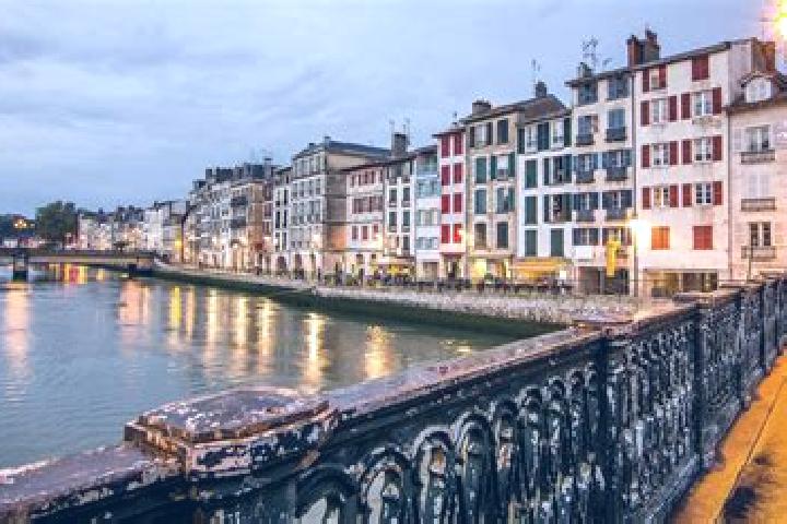 Emma, 29 — Escort in Sauveterre-la-Lemance, France
