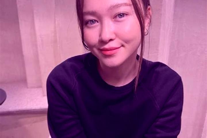 Emma, 32, a chestnut blue-eyed asian companion based in Coite do Noia. Offering Dinner Date, GFE, Party Girl. Available for incall and outcall, day and eveni...