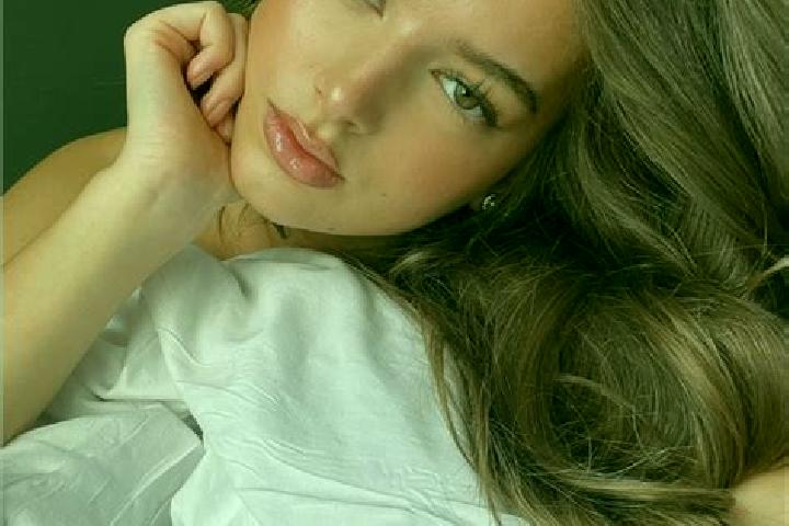 Emma, 32, a red hazel-eyed latina companion based in Algerri. Offering 69, Couples, Deep French Kissing. Available for incall and outcall, day and evening da...