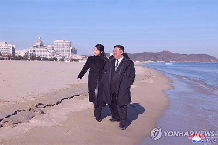 Emma, 32 — Escort in Yonan-up, North Korea