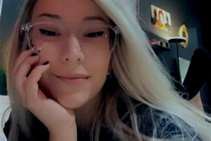 Emma, 33, a blonde amber-eyed latina companion based in Montfaucon-en-Velay. Offering Fetish, GFE, Domination. Available for incall and outcall, overnight bo...