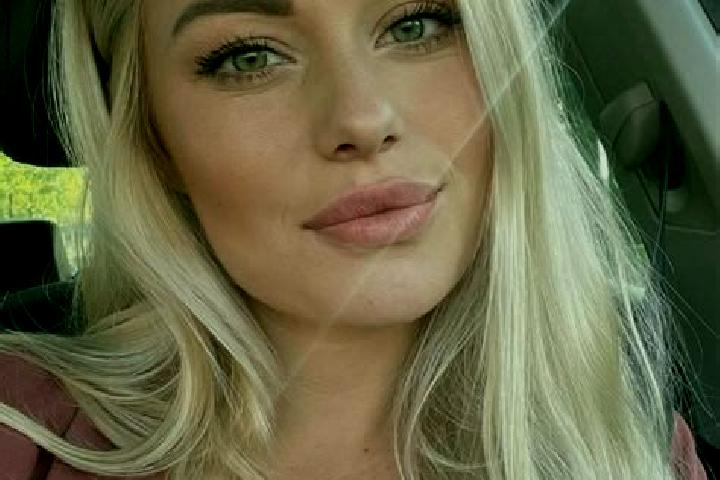 Emma, 34, a blonde hazel-eyed mediterranean companion based in Peregu Mare. Offering Massage, Duos, BDSM. Available for incall and outcall, day and evening d...