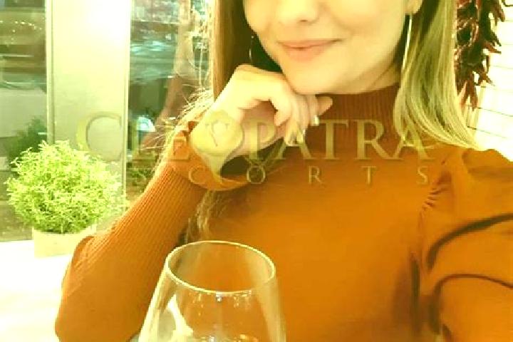 Emma, 34, a red amber-eyed european companion based in Mehun-sur-Yevre. Offering GFE, OWO, Party Girl. Available for incall and outcall, day and evening dates.