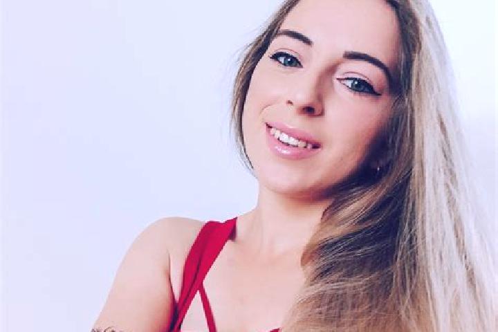 Emma, 34 — Escort in Chocerady, Czech Republic