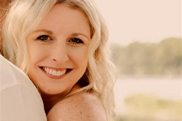 Emma, 35 — Escort in Beecher, United States