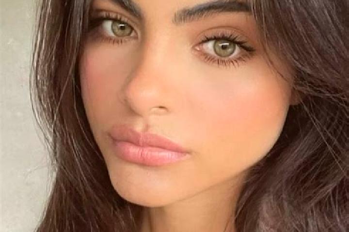 Emma, 36, a chestnut hazel-eyed caucasian companion based in Zgarna. Offering Party Girl, Travel Companion, Striptease, Erotic Massage. Available for incall ...