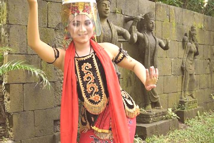Emma, 37 — Escort in Banjar Tamansari, Indonesia
