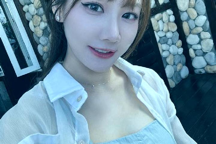 Emma, 37 — Escort in Paishi, China