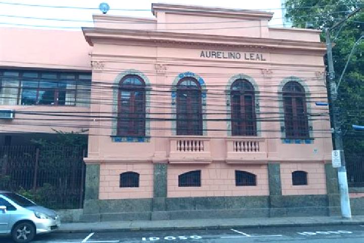 escort Aurelino Leal