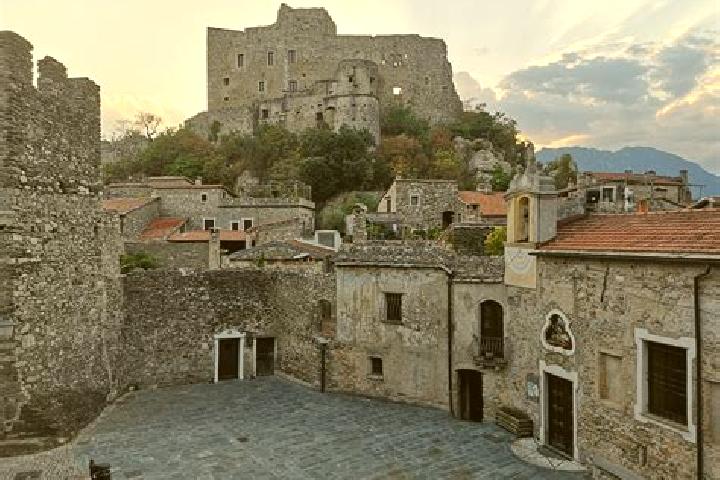 escort Castelvecchio di Rocca Barbena