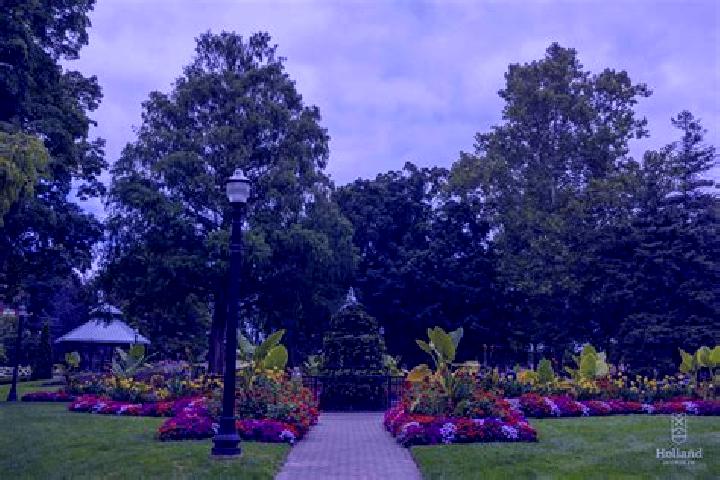 escort Centennial Park