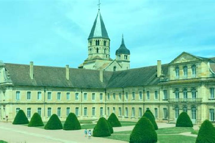 escort Cluny