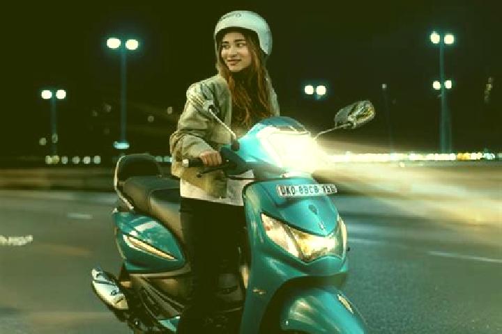 escort Etmadpur