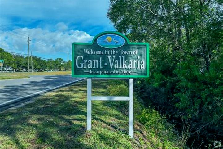 escort Grant-Valkaria