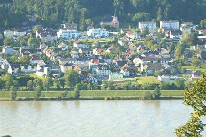 escort Krummnussbaum an der Donauuferbahn