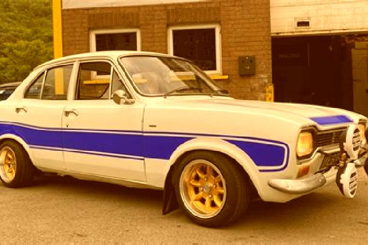 escort Lomira