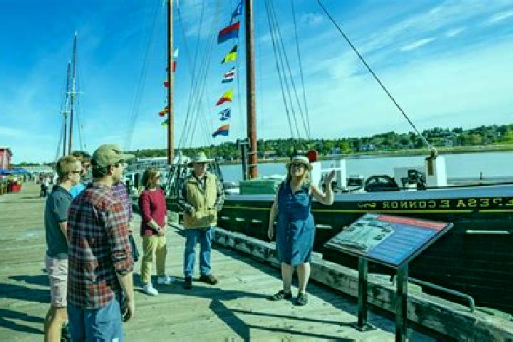 escort Lunenburg