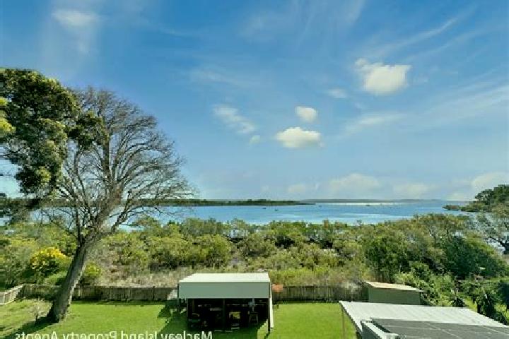 escort Macleay Island