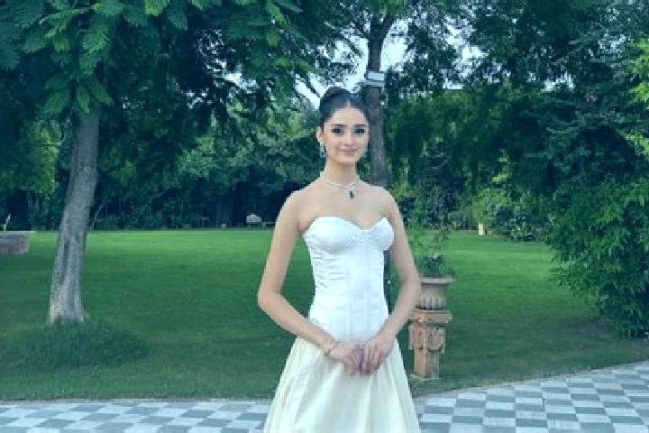 escort Manika