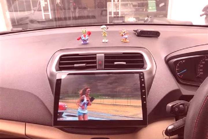 escort Pantalla