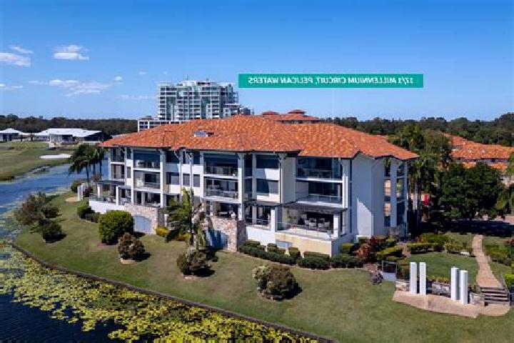 escort Pelican Waters