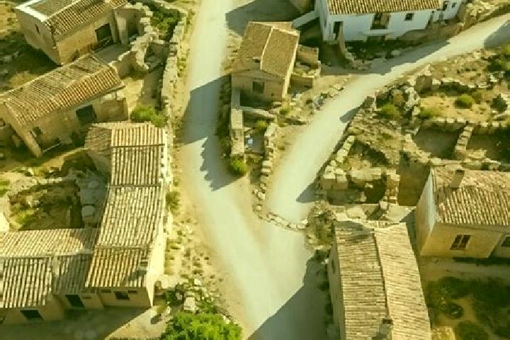 escort San Roman Village