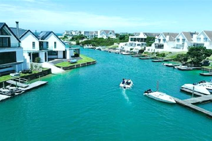 escort St Francis Bay