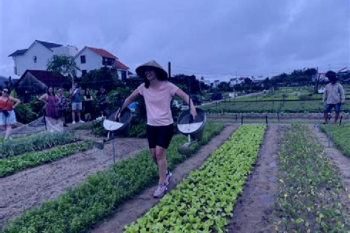 escort Tra Que Vegetable Village