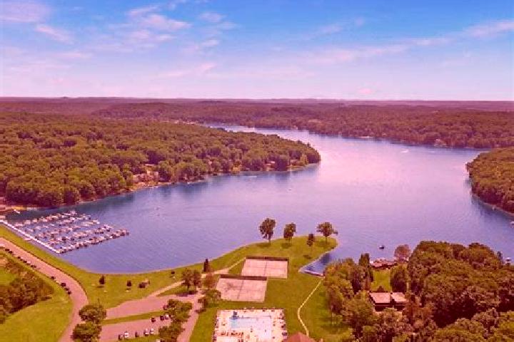 escort Treasure Lake