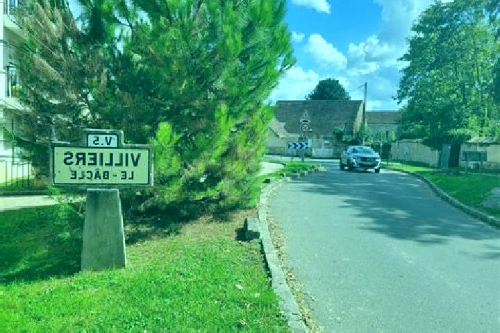 escort Villiers-le-Bacle
