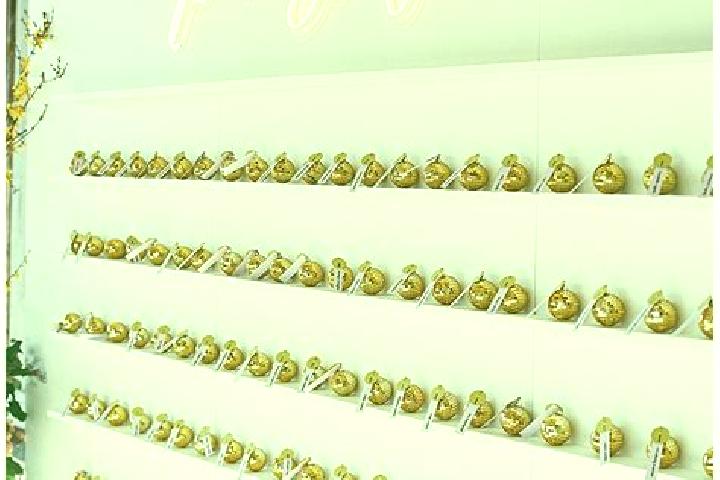 escort Wall
