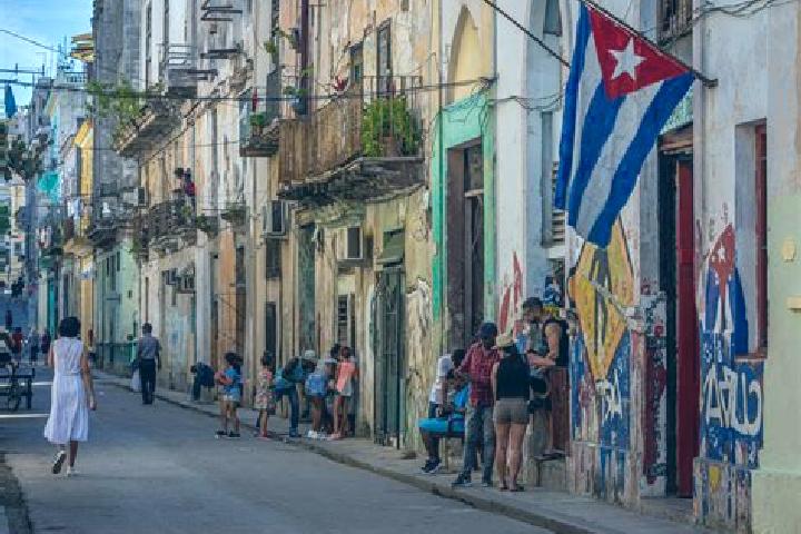 Escorts Aguada de Moya, Cuba — Local Companions