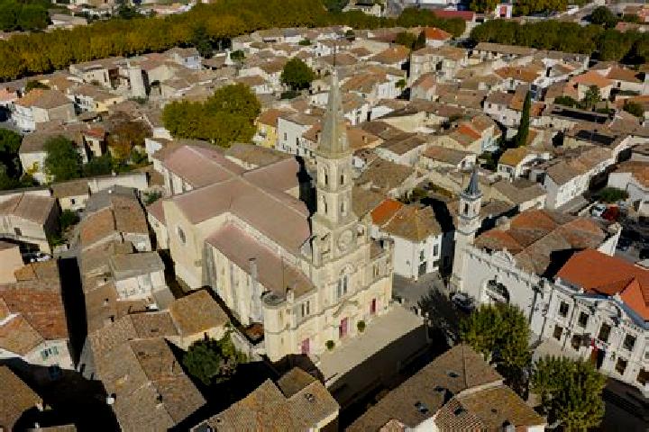 Escorts Aimargues, France — Local Companions