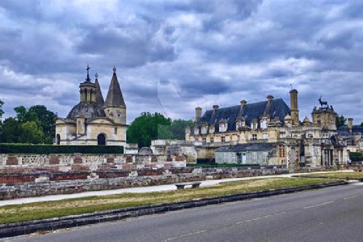 Escorts Anet, France — Local Companions