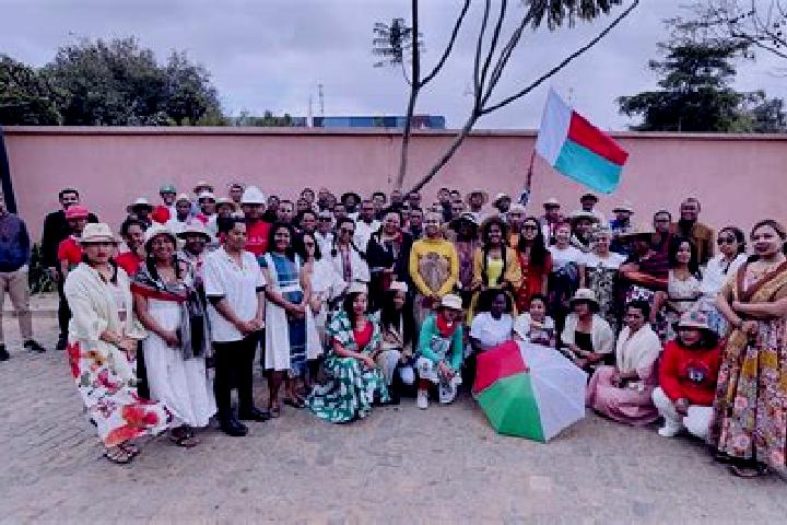 Escorts Antsohimbondrona, Madagascar — Local Companions