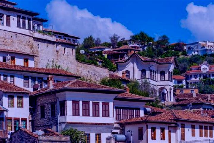 Escorts Arrez, Albania — Local Companions