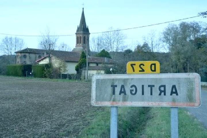 Escorts Artigat, France — Local Companions
